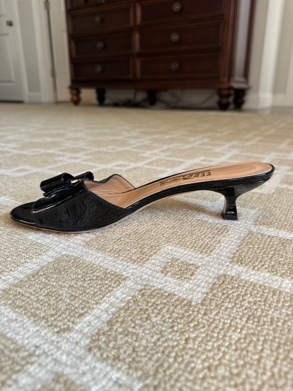 Salvatore Ferragamo Glory Vara Bow Patent Leather Kitten Heel Mules Black 9.5 - Picture 7 of 13